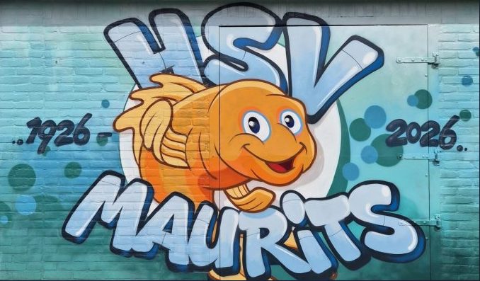 HSV Maurits mascotte op de gevel van het clublokaal